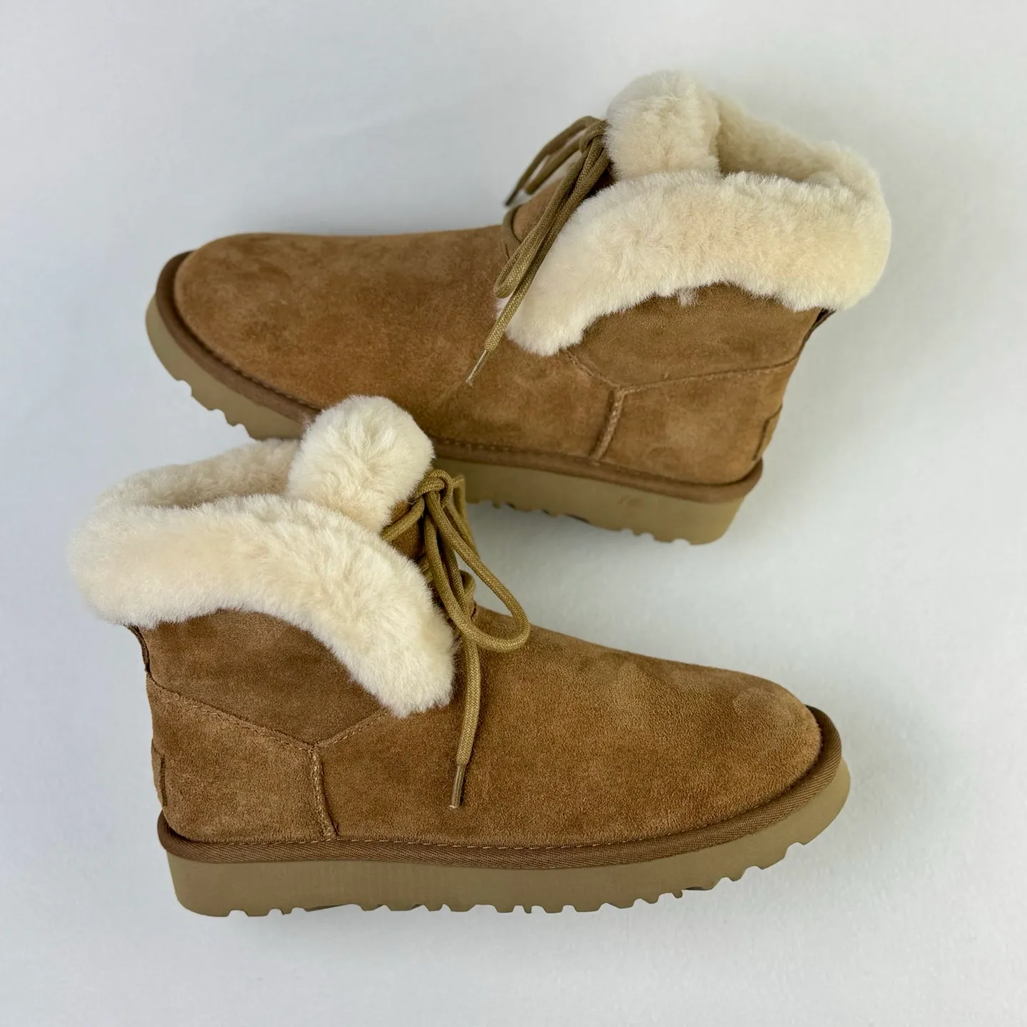 The top version in Guangzhou has arrived. Local 💰600 UGG Classic Novelty comfortable and fashionable snow boots for women. Maroon color has arrived.